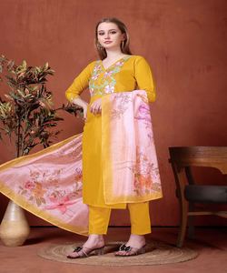 NOUVEL ARRIVÉ RAYON SÉQUENCE BRODERIE TRAVAIL TOP BAS DUPATTA FESTIVE WEAR PRIX DE GROS VÊTEMENT ETHNIQUE LAVANDE INDIEN WEAR - Product Image 5