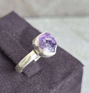 Bague en argent sterling de style bohème unisexe fabriquée à la main avec pierre précieuse d'améthyste irrégulière pour anniversaire de mariage - Product Image 1