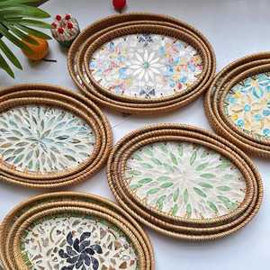Plateau de service en rotin avec incrustation de perles |   Plateau en rotin et bambou avec détails en nacre pour un usage décoratif et de service, Vietnam - Product Image 1