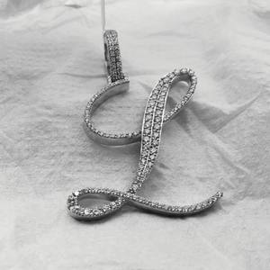 สร้อยคอจี้ตัวอักษรแบบฮิปฮอปสั่งทำพิเศษ ทองคำขาวหรูหรา ด้านหลังแบบตัน ประดับเพชรไมโครเพฟ สำหรับทุกเพศ เหมาะสำหรับการซื้อจำนวนมากและขายปลีก - Product Image 4