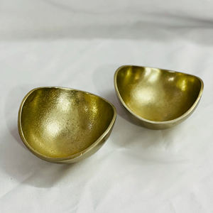 Bol de service élégant en aluminium moulé pour la présentation sur la table à manger, avec une construction métallique robuste et une finition décorative. - Product Image 5