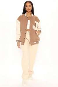 Chaqueta universitaria corta transpirable de talla grande para mujer, chaquetas de béisbol con letras y manga de cuero bordada con logotipo personalizado para mujer - Product Image 2