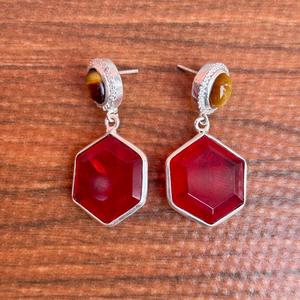 ทับทิมทรงหกเหลี่ยมทำด้วยมือสีแดงควอตซ์และตาเสือห้อยต่างหูเงินอัญมณีดีไซน์เนอร์สำหรับผู้หญิง - Product Image 6