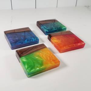 Dessous de verre décoratif en bois massif et en résine de couleur personnalisée Coussin isolant en résine Dessous de verre personnalisés pour la maison et la cuisine - Product Image 1