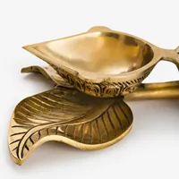 Diya décoratif en forme de feuille, finition laiton antique plaqué, design classique, cadeau d'affaires, souvenir, pour la maison, le bureau, le mandir et le temple