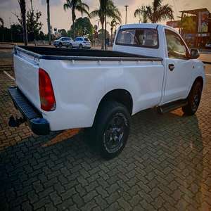 Prix bon marché Toyota Hilux modèle automatique de conduite à gauche et à droite frais et propre d'occasion à vendre - Product Image 2