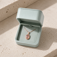 Boîte de présentation carrée MISEN de qualité supérieure, intérieur en daim doux, fermeture à couvercle, style personnalisé pour l'emballage de bijoux de marque en vente au détail