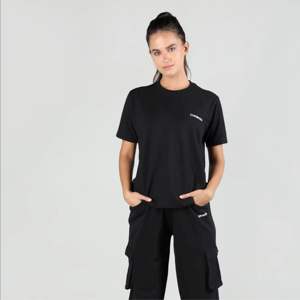 Conjunto de mujer de moda: conjunto moderno de dos piezas para un estilo y versatilidad sin esfuerzo - Product Image 1