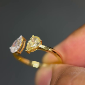 Anillo Abierto de Oro Amarillo de 18K con 0.60 Ct. de Diamantes Blancos y Amarillos Cultivados en Laboratorio con Corte Pera - Product Image 1