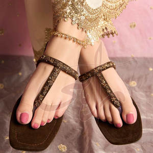 รองเท้าผู้หญิงดีไซน์เฉพาะตัว สีพื้น แบบ Kolhapuri พื้นกันลื่น ผลิตตามสั่ง หน้าผ้ากำมะหยี่ พื้นรองเท้าหนังแท้ ขายส่ง - Product Image 3