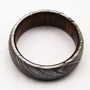 Anillo de compromiso de boda de acero damasco hecho a mano unisex de alta calidad con revestimiento interior de madera alimentado por fuente manual - Product Image 3