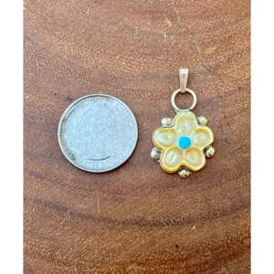 Pendentif Tamara Pinto en turquoise, multi-pierres et fleur en argent sterling avec sertissage clos - Product Image 3