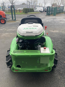 เครื่องตัดหญ้าแบบนั่งขับ ETESIA AK 98 X รุ่นสำหรับมืออาชีพ ระดับพาณิชย์ ขับเคลื่อน 4 ล้อ สำหรับตัดหญ้าและพื้นที่ขรุขระ - Product Image 4