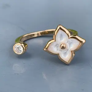 Anillo de Compromiso y Matrimonio de Plata de Primera Calidad, Corte Princesa, con Circonitas, Clásico, Ajustable, para Mujer y Hombre - Product Image 1