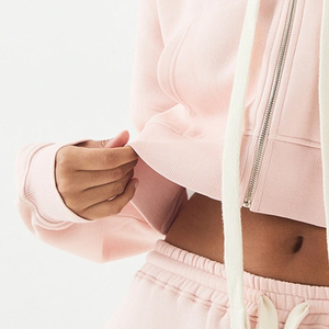 Sweat à capuche avec matière en coton / polyester, design court avec ourlet côtelé et matière douce avec logo personnalisable pour la vente en gros - Product Image 3