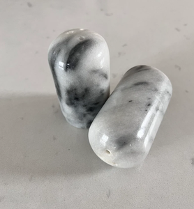 Juego de Sal y Pimienta de Mármol Chic de Marca Privada, Perfecto para Arreglos de Comedor Elegantes y Experiencias Culinarias de Estilo de Vida Moderno - Product Image 1