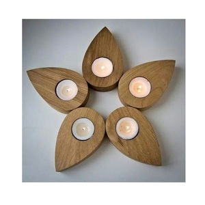 Porte-bougie en bois artisanal classique offrant une lumière chaleureuse et une texture de grain naturel, idéal pour la décoration élégante de la maison - Product Image 1