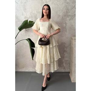Vestido con volantes en capas color blanco roto - Ecru - Product Image 2