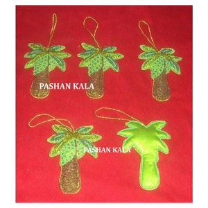 Tela India hecha a mano con forma de árbol de coco bordado Zari dorado con trabajo de cuentas para decoración de adorno colgante de árbol de Navidad - Product Image 1