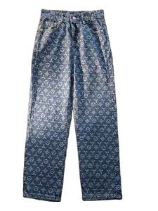 Mejora tu guardarropa con diseños personalizados y acabados de tela de alta calidad para tus pantalones vaqueros con estampado único. - Product Image 2