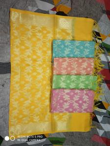 Banarasi Dupatta classique avec motif floral doré disponible en couleurs riches pour la mode de mariage, de festival et de fête - Product Image 5