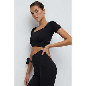 Le haut court Kare Yaka pourrait être traduit en haut court à col carré en anglais britannique pour le commerce électronique. - Product Image 3