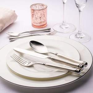 Ensemble de couverts en métal en acier inoxydable, design et élégant, parfait pour les repas modernes, les réunions de fête élégantes - Product Image 1