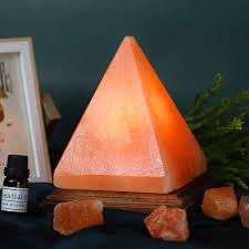 Lampe exclusive pyramide de sel rose de l'Himalaya avec design en forme de cœur sculpté à la main et base en bois de style romantique pour la décoration intérieure - Product Image 3