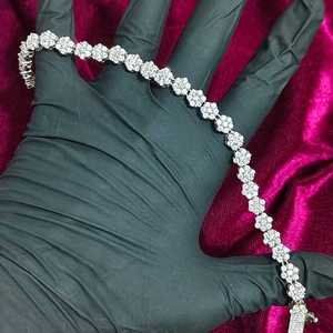 Bracelet tennis SHREYA DIAM VVS1 en moissanite, design floral givré en grappe, sertissage micro-grappe de précision, argent 925 rhodié - Product Image 3
