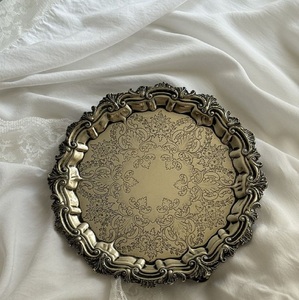 Plateaux de service décoratifs de luxe faits à la main en laiton et aluminium, finis pour l'hôtellerie, la maison et la décoration de table - Product Image 5