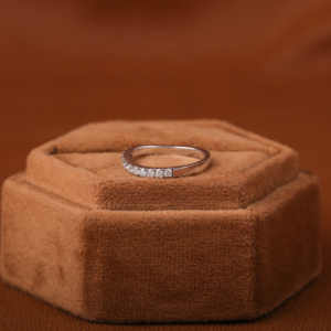 Bande de mariage en diamant cultivé en laboratoire en or blanc massif 14 KT pour femmes avec bande de bijoux à la mode minuscule coupe ronde 0.7 CT pour les femmes - Product Image 5