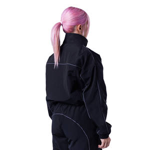 ชุดวอร์มกันลมแบบมีฮู้ดพิมพ์ลายสำหรับผู้หญิง ดีไซน์ล่าสุดปี 2025 เนื้อผ้ากันน้ำ น้ำหนักเบา เป็นมิตรกับสิ่งแวดล้อม สวมใส่สบาย - Product Image 2