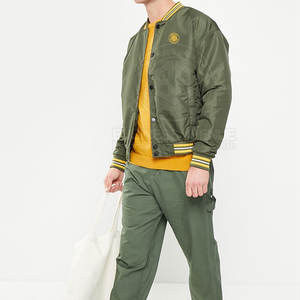 เสื้อแจ็คเก็ตบอมเบอร์กันลมแฟชั่นสำหรับผู้ชาย สตรีทแวร์ ดีไซน์ใหม่ เสื้อแจ็คเก็ตบอมเบอร์ฤดูหนาวสำหรับผู้ชาย - Product Image 3