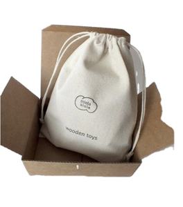 Sac à cordon moyen en coton avec logo personnalisé sérigraphié en soie pour la lessive et le shopping avec motif de lettres - Product Image 6