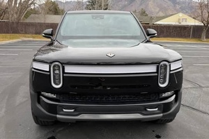 VOITURE ÉLECTRIQUE EXTRÊMEMENT PROPRE 2022 RIVIAN R1T QUAD-MOTOR AWD GRANDE BATTERIE PRÊTE À ÊTRE LIVRÉE - Product Image 2