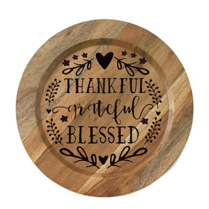 Assiette de présentation en bois d'acacia gravé de qualité supérieure, fabriquée à la main, compatible lave-vaisselle, 100 pièces, centre de table moderne et luxueux pour mariage et Thanksgiving - Product Image 1