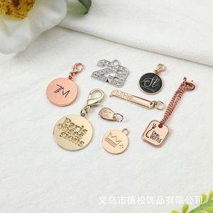 Etiqueta Metálica para Bolsa de Cosméticos de Aleación de Zinc, Logotipo Personalizado Fundido a Presión, Placa de Identificación Metálica con Punto Cóncavo y Color - Product Image 5