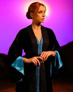 Robe musulmane traditionnelle à la mode en noir et bleu ciel en tissu de satin et de velours - Product Image 2