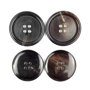 Botón de Cuerno de Búfalo Real de Alta Calidad Personalizable al por Mayor, 4 Agujeros, Color Negro Marrón Natural, Ecológico, Pulido con Cuentas - Product Image 3