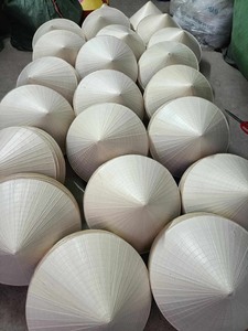 Chapeau conique vietnamien traditionnel Non La, chapeau en feuilles de palmier naturelles fait à la main pour la décoration de la maison, souvenir, vente en gros au Vietnam - Product Image 6