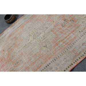 Tapis turc vintage en laine orange et beige de 55x82 pieds, tissage plat classique avec motif patchwork, décor élégant et rustique - Product Image 5