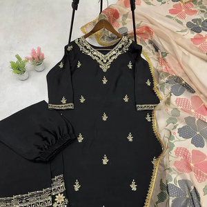 Heavy Designer Fancy Work New Pure Chinon Top y pantalón de seda con conjunto de traje Dupatta con Secuencia bordada pesada y trabajo de encaje - Product Image 1