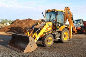 Chargeuse-pelleteuse JCB 3CX d'occasion avec pelle et chargeur frontal, modèle 2022, 10 tonnes, capacité de godet de 1,3 m, pompe, moteur et boîte de vitesses - Product Image 3