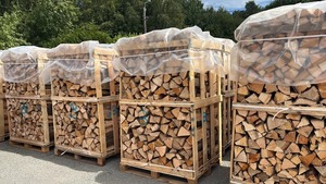 Leña Seca en Paquetes Apilados en Caja de Madera con Correas Metálicas para Almacenamiento al Aire Libre - Product Image 6