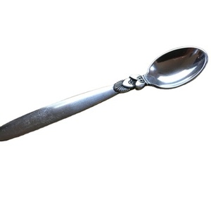 Cuillère de mariage en acier inoxydable à poignée gravée de l'Inde, parfaite pour les ustensiles de cuisine, la vaisselle et les accessoires d'hôtel. - Product Image 1