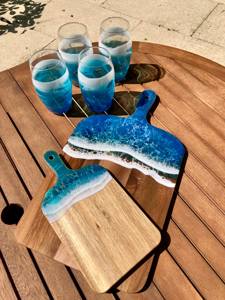 Ensemble de 2 planches à fromage en résine et en bois d'acacia avec grande et petite forme rectangulaire et poignée, parfaites pour accessoires de cuisine - Product Image 6