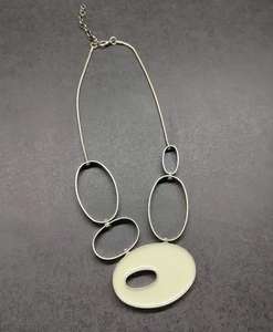 Collier en résine poli à la main, dernier cri, pour femmes, logo personnalisé, style vintage moderne, écologique, mariage, fiançailles, fête - Product Image 1