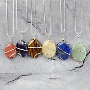 Collier avec pendentif ovale en pierre de cristal naturelle enveloppé de fil, 30-35 mm, avec chaîne en métal - Product Image 3