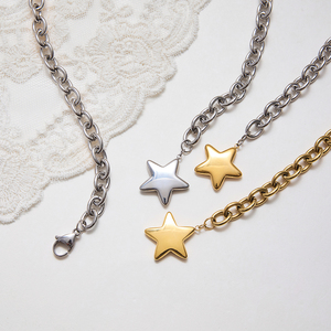 Collana con Ciondolo Minimalista e Trendy in Acciaio Inossidabile Placcato Oro 18K, Ciondolo a Stella a Cinque Punte Bicolore Liscio - Product Image 4
