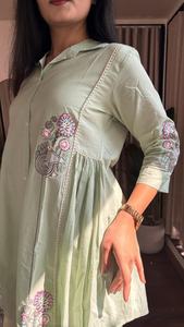 Conjunto de Cordón Bordado de Algodón Indio para Mujer |   Ropa de Oficina y Casual Modestas, Blusa de Manga Larga y Pantalón al por Mayor - Product Image 4